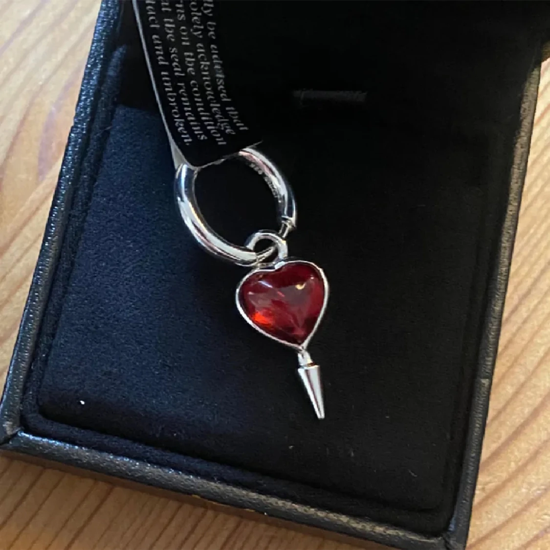 Söker ett single love earring  - 90