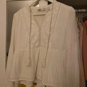 Hollister blus  - Superfin blus från hollister ❤️inte alls genomskinlig och har superfin passform