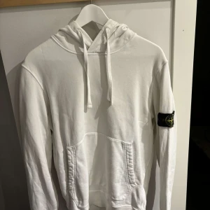 Stone Island hoodie - Säljer nu denna snygga Stone Island hoodien då den inte kommer till användning. Hoodien köpte jag för 3300kr ny och den är såklart äkta!🥰Kan även gå ner i pris!!