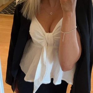 Vit topp - Vit topp med knytning och tunna axelband, knappt använd🤍