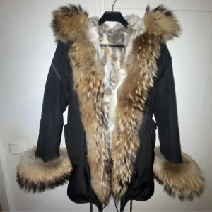 Päls Jacka  - Säljer min fina vinter jacka från sshop för den ej kommer till användning längre! Den är köpt för 3000kr och är i strl S. Den är som ny har inga håll och siltage. Kan tänka mig gå ner i pris. Skriv om du är intresserad så kan jag skicka fler bilder🥰