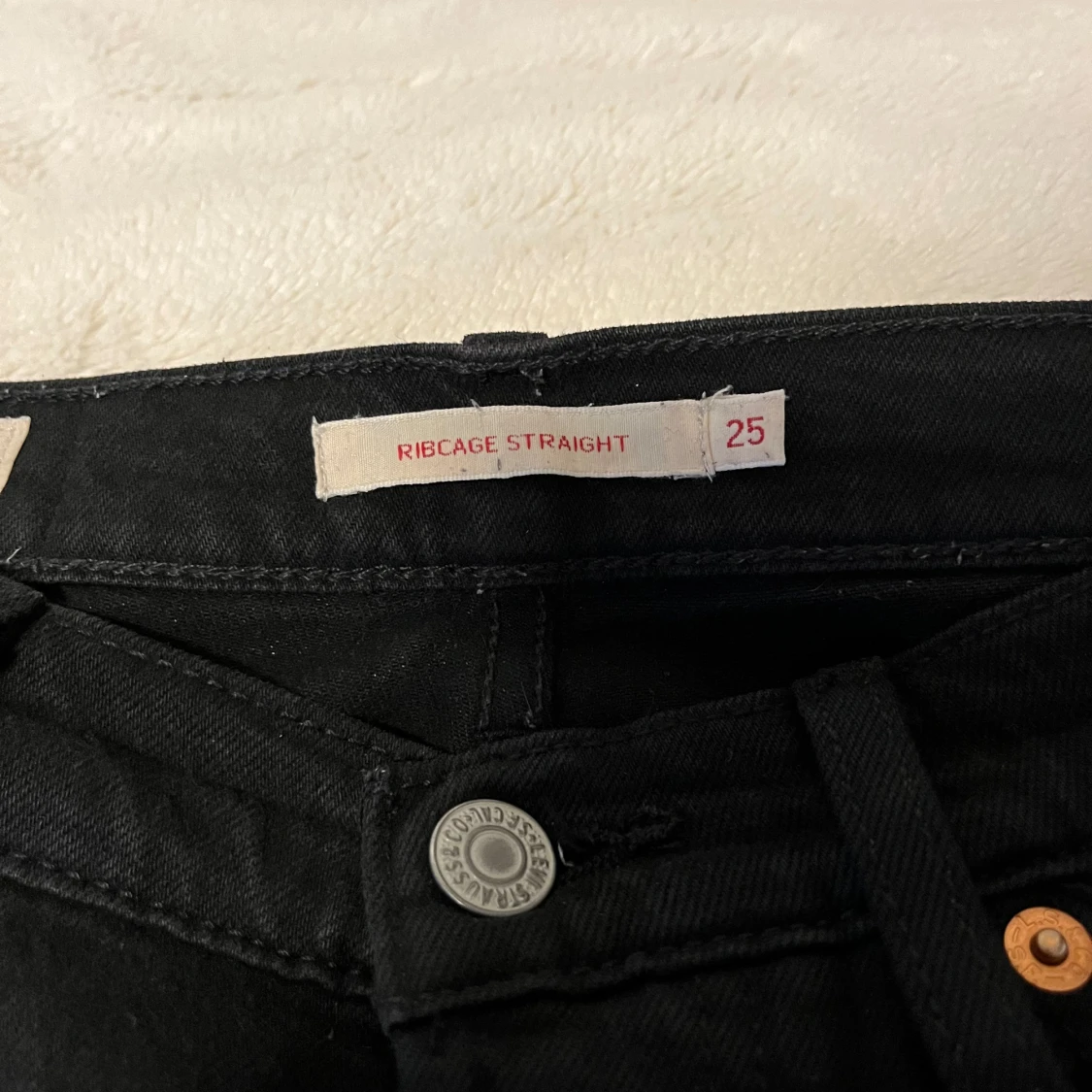 Svarta levi’s jeans  - 90