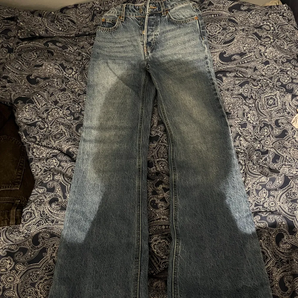 Ett par mörkblå jeans hel oanvända från H&M. Fyra knappar och i storlek 34. Skriv för me information!!. Jeans & Byxor.