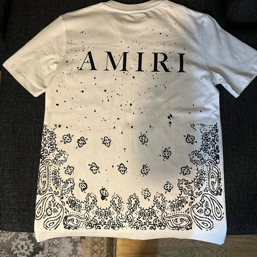 S/L Amiri t shirt vit Kan fraktas Möts i sthlm. T-shirts.