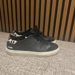 Arigatos ❣️❣️ - Jätte fina, bara använda få tal gånger. Lite smutsiga på bilden men kan skicka bilder på dom rena privat! ❤️pris kan diskuteras NYPRIS 2200 kr  LÄGGER UT IGEN PGA KÖPET BLEV INTE AV