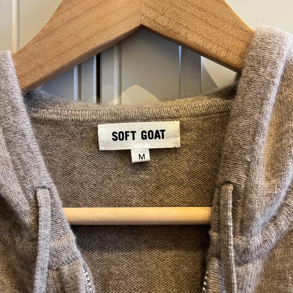 Säljer min Soft Goat hoodie (100% Kashmir) i storlek M. Har använts mycket sparsamt och är inte nopprig eller har andra defekter. Skick 9/10! Nypris ligger på 2700kr, mitt pris 1849. . Tröjor & Koftor.