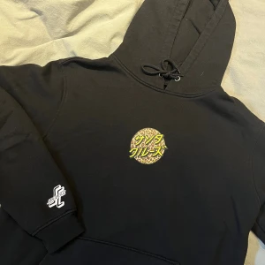 Santa Cruz hoodie - Säljer nu min Santa Cruz hoodie då den inte kommer till användning. Inga fläckar,hål eller sprickor i trycket och priset kan diskuteras!⭐️