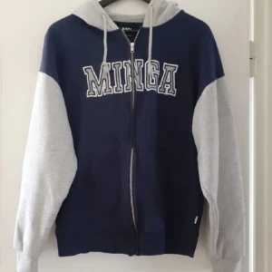 Zip-up hoddie från Minga London - Jätte snygg zip-up hoddie från Minga London som jag köpt på Plick men aldrig använt. Original pris från affär är 600kr. Bilderna är från förra säljaren. 