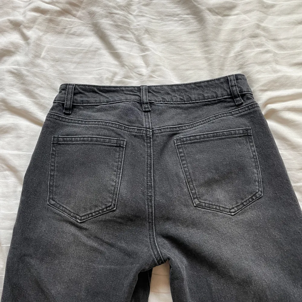 Super snygga jeans i en svart lite lätt washed färg. Super snygga och sköna, straight leg modell. Sitter perfekt i längden på mig som är 164cm 🥰. Jeans & Byxor.