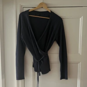 Omlottkofta - Omlottkofta, väldigt mjuk! Från marc o polo. Blålila färg och stickat mönster på framsidan. Tror det står XL i den men skulle säga att den passar M-XL