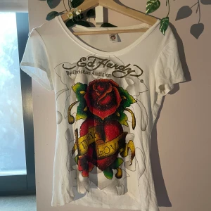 Ed Hardy t-shirt  - Skön material och sitter bra och har inga vidare skador Kp för mer info❤️