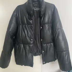 Puffer jacket i fake skinn från Vero Moda. Storlek M/38 passar också S/36 . Fint skick! 💛