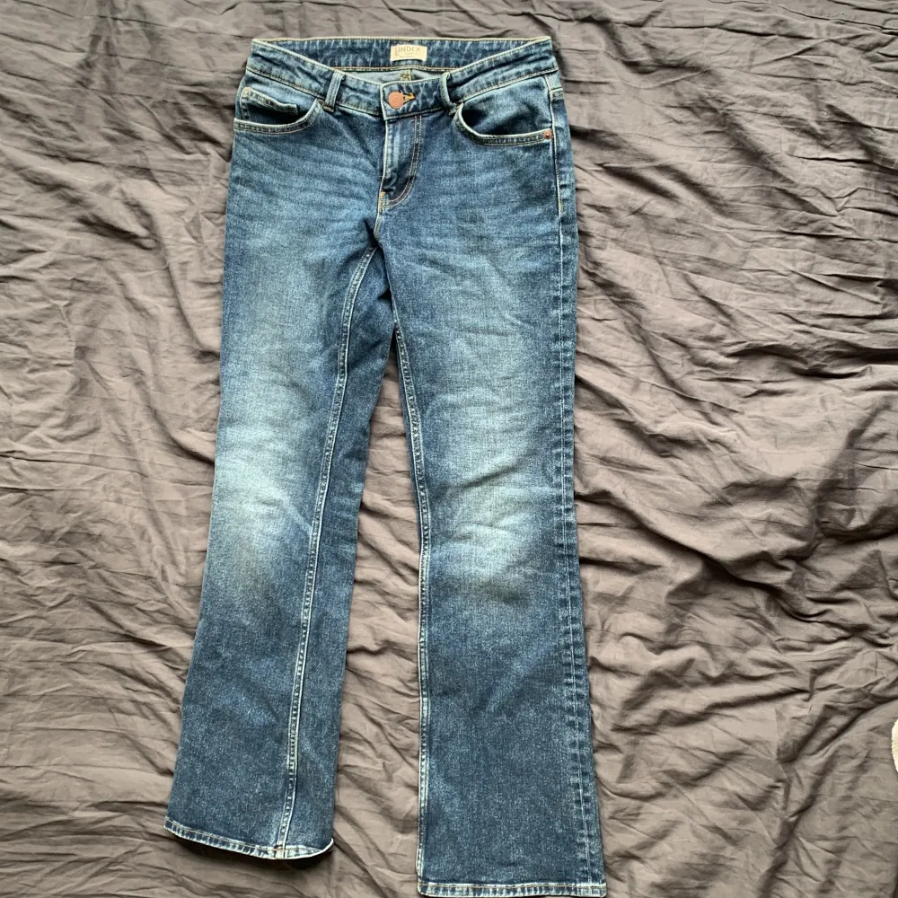 Jag säljer mina jeans då de har blivit för små har använt typ en gång💙 lower boot cut jeans👖. Jeans & Byxor.