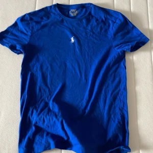 Polo ralph lauren t-shirt - En marin blå polo t-shirt i storlek 170 knappast använd