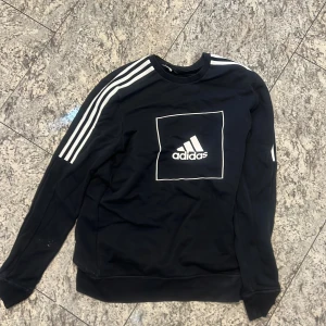 Adidas tröja - Ordinarie 249 oanvänd storlek s fint skit inga skador sitter bra