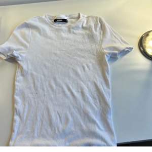 Så fin och skön ribbad T-shirt från bikbok som aldrig  är använd!💗