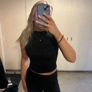 Svart topp - Svart topp från Gina tricot💓 Bara använd 1-2 gånger så den är i bra skick. Strl S