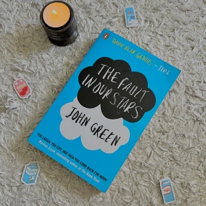 The Fault In Our Stars - John Green - The fault in our stars av John Green, en bok på engelska ✨