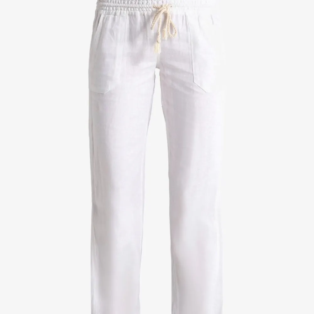 Säljer dessa vita roxy byxor i stl M, väl använda men inga defekter!. Jeans & Byxor.