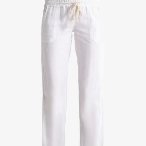 Roxy linnebyxor - Säljer dessa vita roxy byxor i stl M, väl använda men inga defekter!