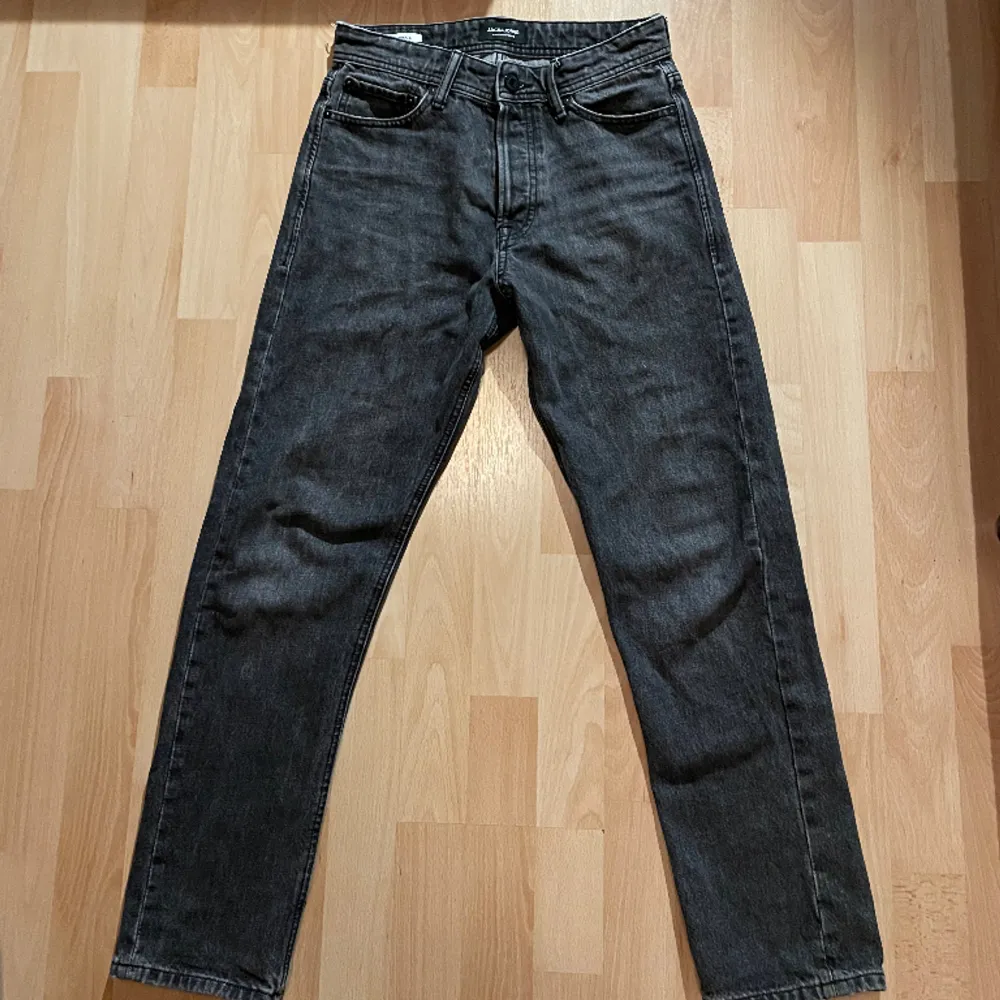Jack and jones jeans i ett väldigt bra skick. Modellen heter Loose/Chris Storleken är 28/30. Jeans & Byxor.