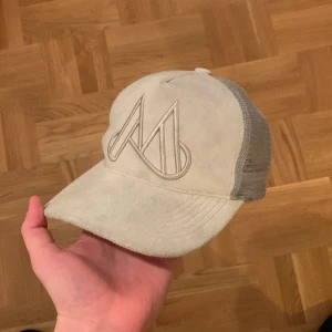 Maggiore Keps - Säljer denna snygga maggiore kepsen.  Nypris - 549 Vårt pris - 179  Pris kan diskuteras i snabb affär.