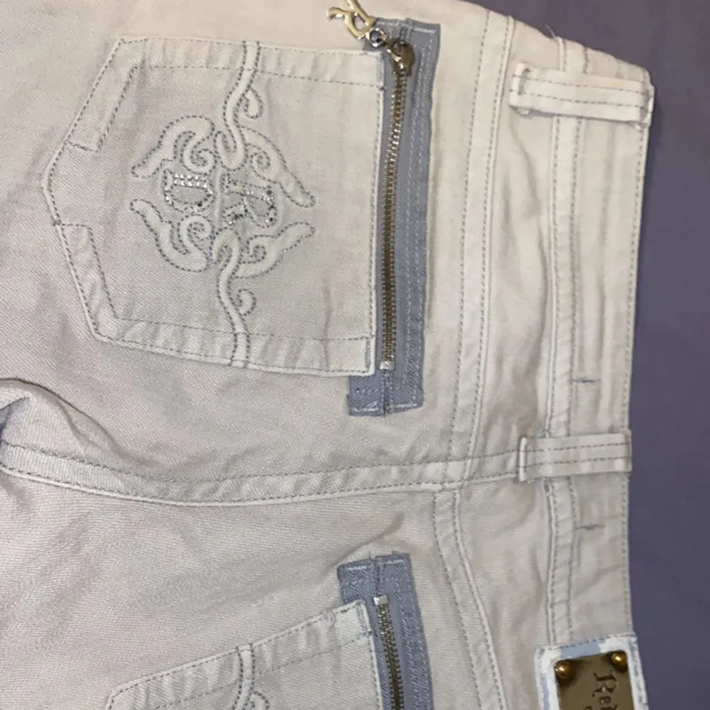 Coola jeans från redial diamond, bra skick förutom några stenar har ramlat av på fickorna men inget man tänker på! . Jeans & Byxor.