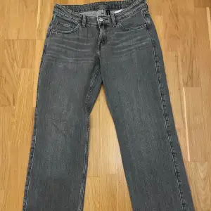 Säljer dessa snygga low waist jeans från weekday eftersom de är för små för mig. De är i storlek 27/30. Skriv för fler bilder💕