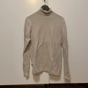 Turtle neck använd en gång - Endast använd en eller två gånger. Ganska tight passform 