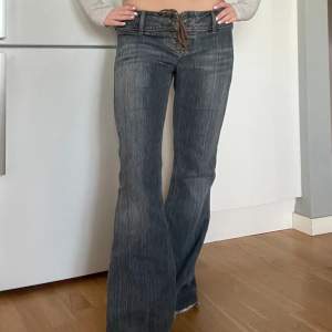 Såå snygga jeans men knytning😍😍midjemått 43cm innerbensmått 76cm