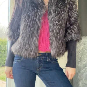 Pälsjacka  - Pälsjacka, strl 148 men är som en xs/s. Modellen är 171 cm