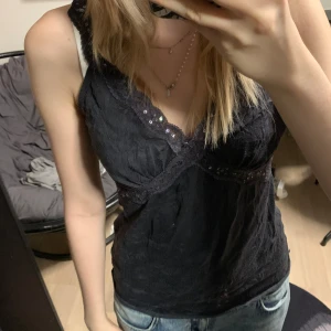 Mörklila linne - Snyggt lilagrått linne med paljetter och spets från River Island🎀 Passar storlek S/M! Svarar gärna på frågor om mått, prisförslag osv❤️