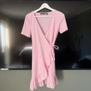 Rosa klänning  - Säljer min helt oanvända klänning som är perfekt nu till sommaren.  