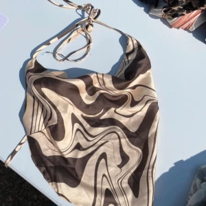 Topp - Sjukt snygg topp med öppen rygg. Kommer tyvärr inte till användning. Passar xs/s.