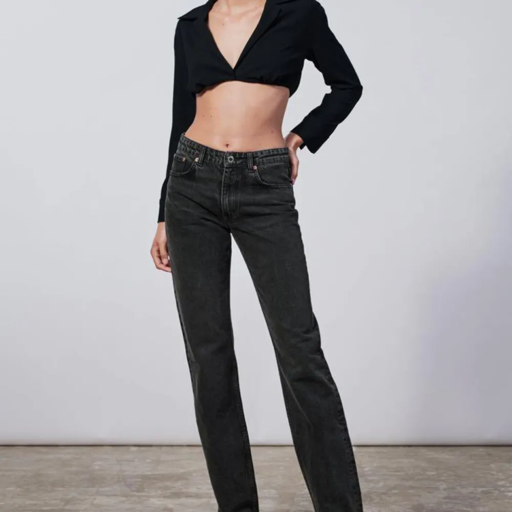 Svsrt/gråa midrise jeans från Zara med raka ben. Sitter jättebra men kommer inte till användning. Är 166 cm och de är lite långa på mig❤️‍🔥. Jeans & Byxor.