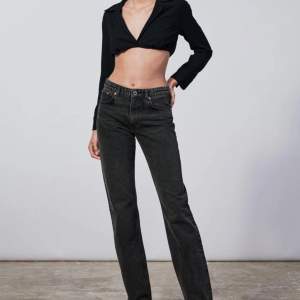 Svsrt/gråa midrise jeans från Zara med raka ben. Sitter jättebra men kommer inte till användning. Är 166 cm och de är lite långa på mig❤️‍🔥