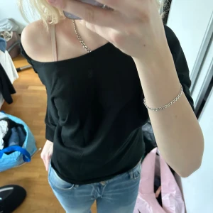 Off shoulder topp  - Super söt offshoulder topp i storlek S från H&M. Super bra skick!🖤