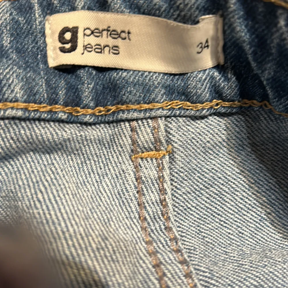 Säljer mina gina jeans jag köpte för längesen, storlek 34 men sitter som en 36/38🤗. Jeans & Byxor.