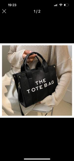 Svart The Tote Bag väska. Bra kvalite och får plats med alla Necessärer! 💕 finns fler bilder privat och pris går att diskutera 🎀