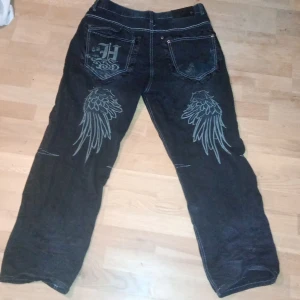 Baggy jeans - Har bytt stil så använder aldrig. Lite slitna längst ner. (Priset kan diskuteras)