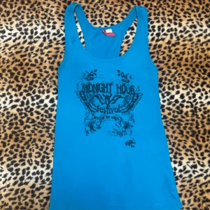 2000s topp - ✰*ੈ✩‧₊˚ läs gärna köpvillkoren innan köp ✰ inga bilder på <3 ✰ inga defekter men ha i åtanke att det är ett sparsamt använt second hand plagg ✰ storlek S ✰ skriv gärna vid frågor💋