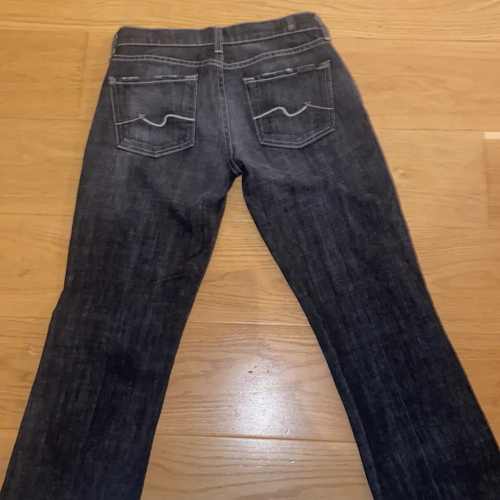 Low waisted bootcut vintage jeans i storlek w26, för liten i storlek men väl använd, inga defekter💙 Orginal pris 1350kr. Midjemått raktöver-38 Innerbenslängd-75. Farkut & Housut.