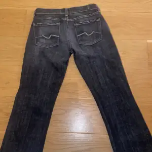 Low waisted bootcut vintage jeans i storlek w26, för liten i storlek men väl använd, inga defekter💙 Orginal pris 1350kr. Midjemått raktöver-38 Innerbenslängd-75