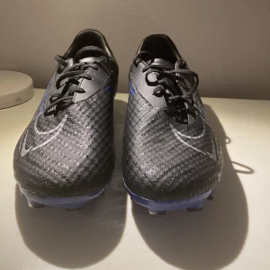 Nike Phantom Academy  - Tjena! Jag säljer dessa Nike Phantom Academy då de inte har kommit till användning pga att de blivit för små.  Om du har några frågor så tveka inte med att ställa de👍