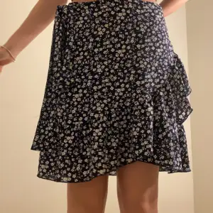 Säljer denna kjol från Only för 150kr minns verkligen inte original priset men skick är väldigt bra knappt använd, skriv om ni har några frågor💘