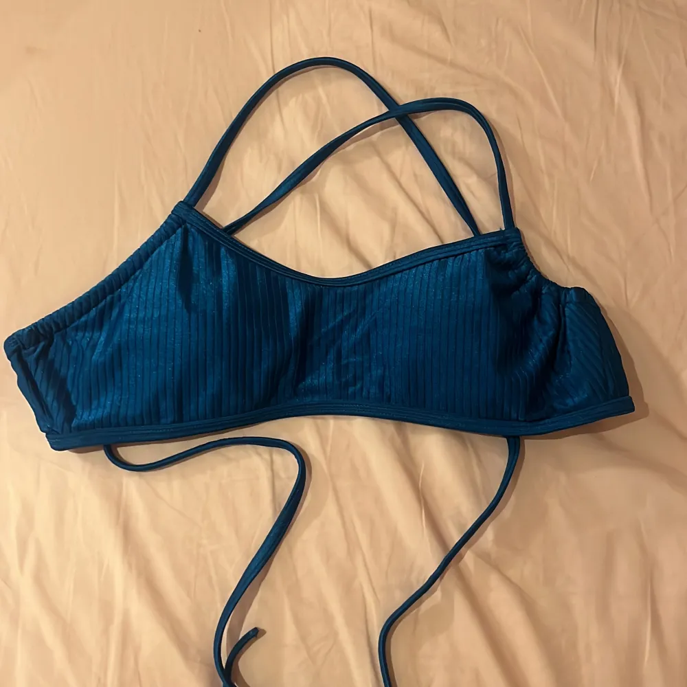 Bikiniöverdel från Calvin Klein i stolek xs. Den går i kors i ryggen och knyts. Super fin blå färg💙🩵nästan aldrig använd, mycket bra skick💙. Övrigt.