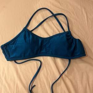 Bikiniöverdel från Calvin Klein i stolek xs. Den går i kors i ryggen och knyts. Super fin blå färg💙🩵nästan aldrig använd, mycket bra skick💙