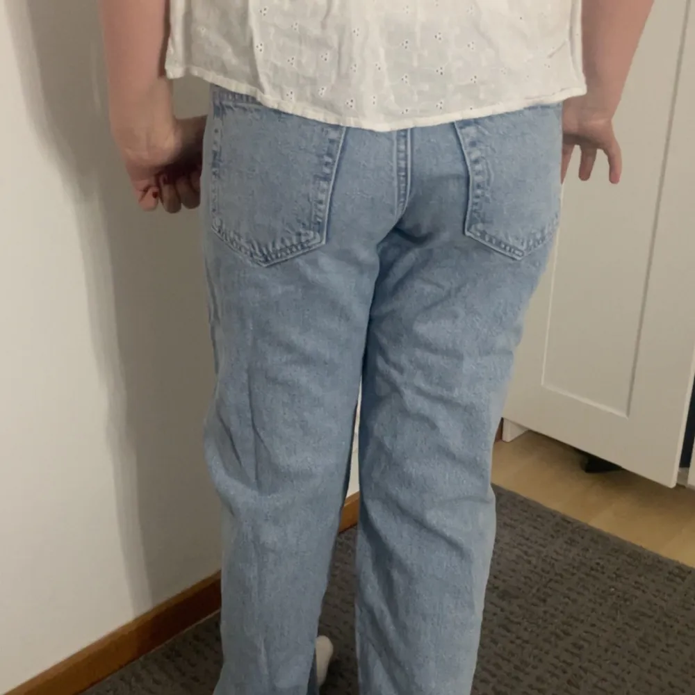 Jeans från Weekday i modellen ”arrow low”💗 säljer pga alldeles för små för mig (min syster på bilden). Jeans & Byxor.
