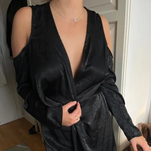 Klänning - Klänning med bara axlar, prislapp kvar och kommer inte till användning. 