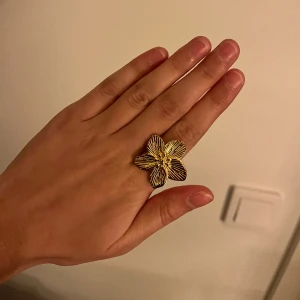 Ring Blomma - 🤍